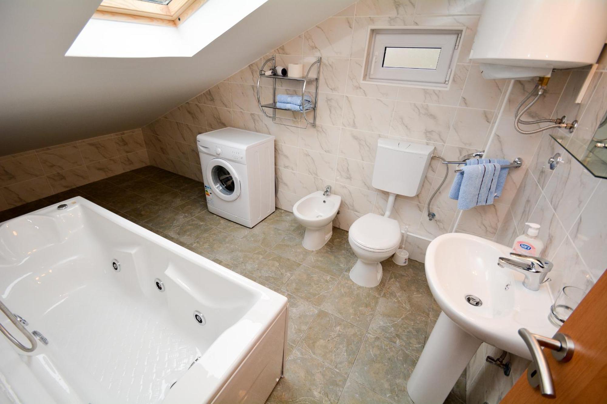 Two-Bedroom Apartment with Spa Bath