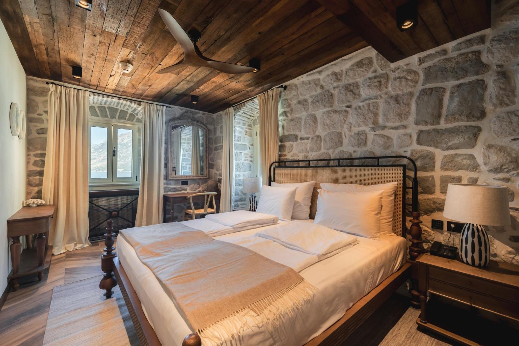 Queen Room with Sea View - Historical Building
