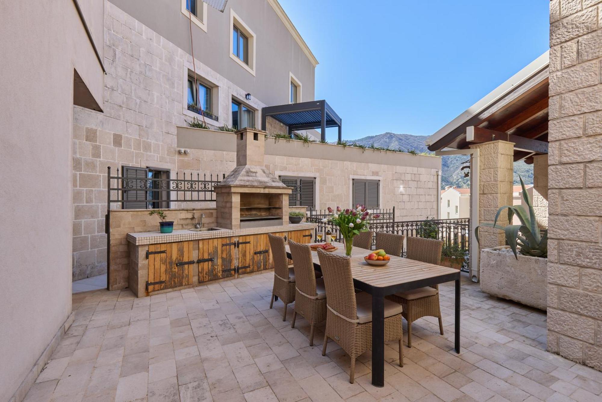 Studio,1669053972:JPEG