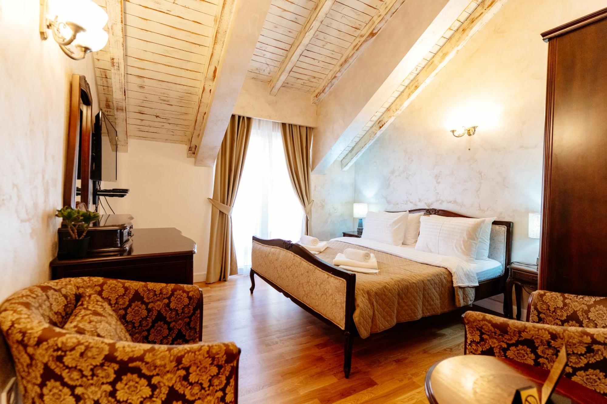 Queen Room,1756519754:JPEG