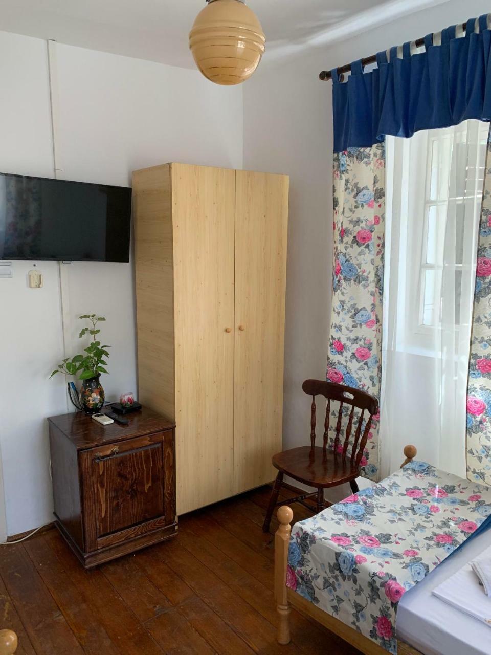 Standard Twin Room with Shared Bathroom