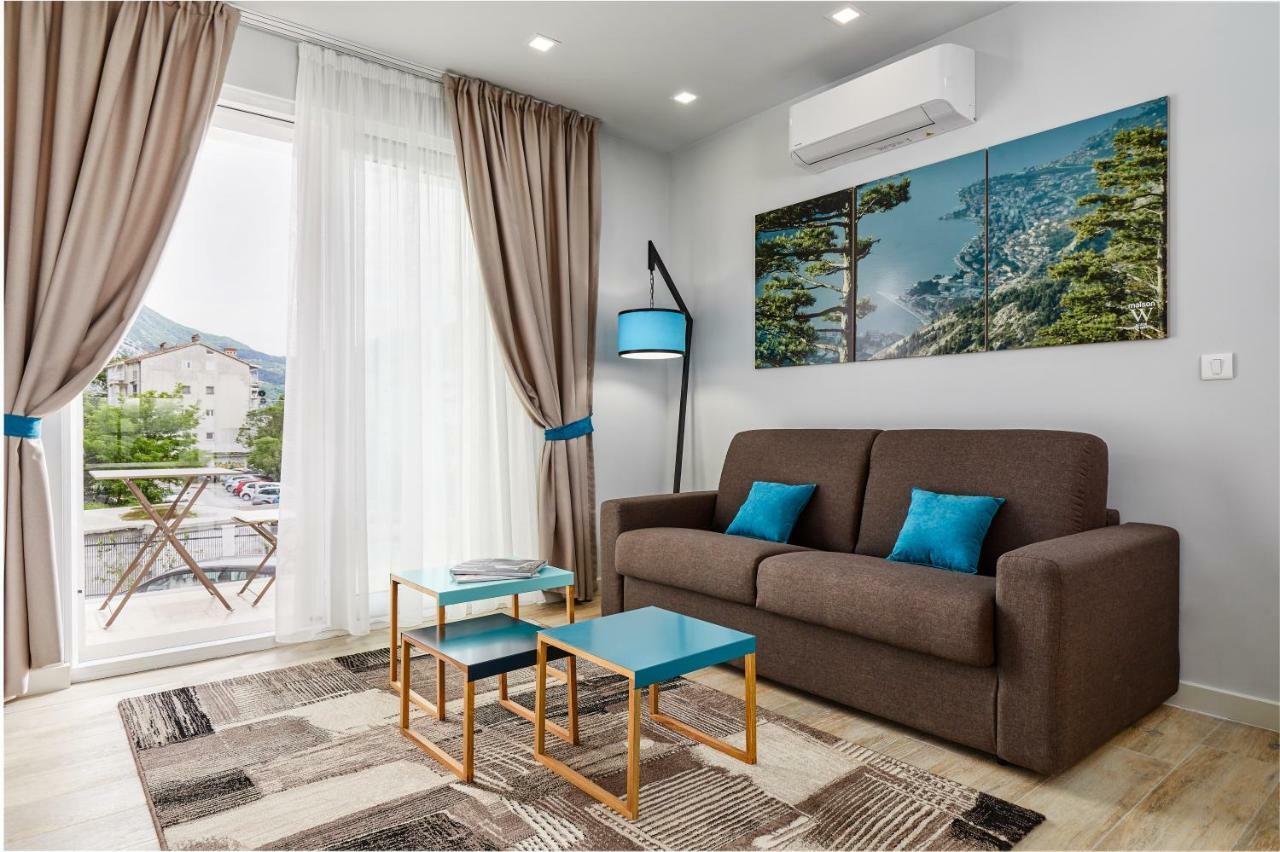 Deluxe One-Bedroom Apartment