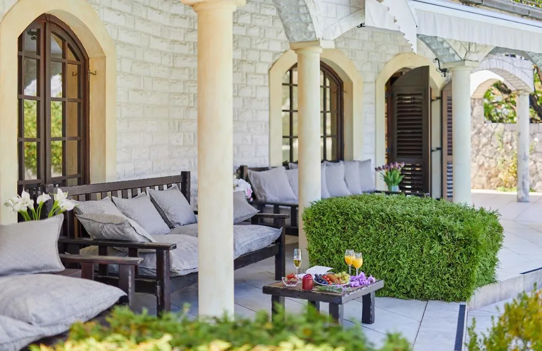 Villa Me Gusto With Sea View & Pool-1
