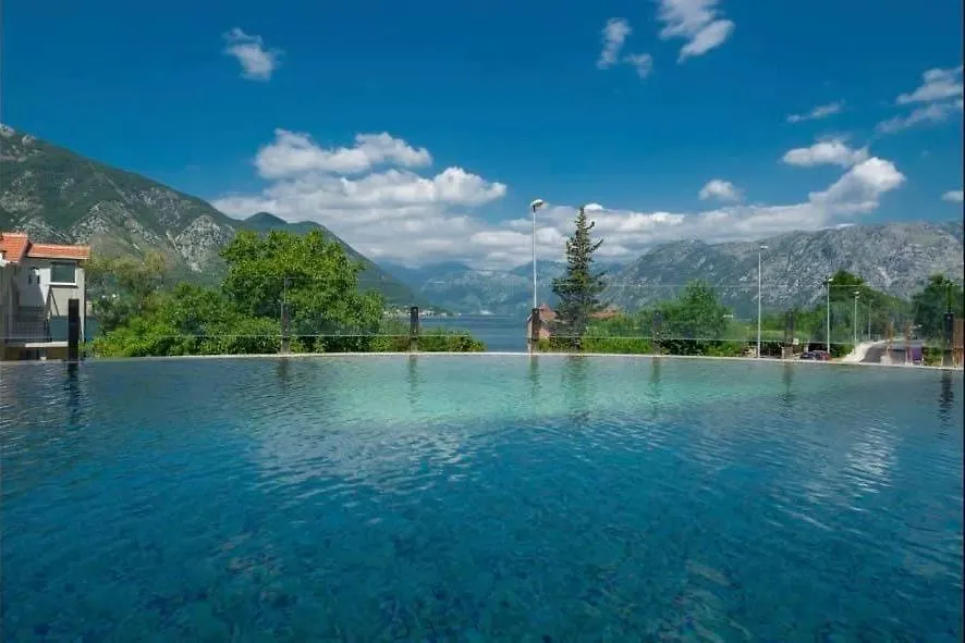 Neda'S Stunning View-1