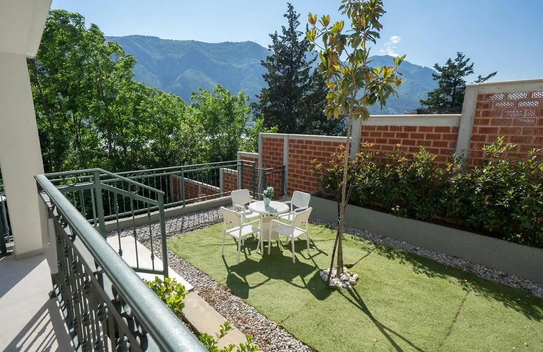 Tina'S Family House-1