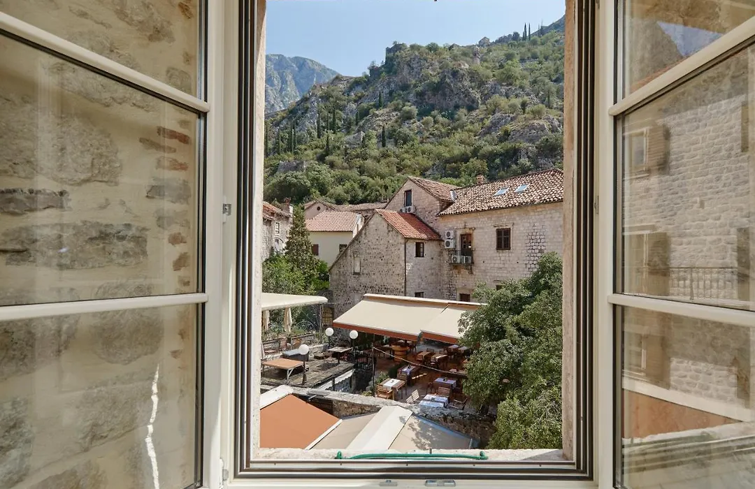 Fabulous Newly Decorated Cathedral View Apartment-1