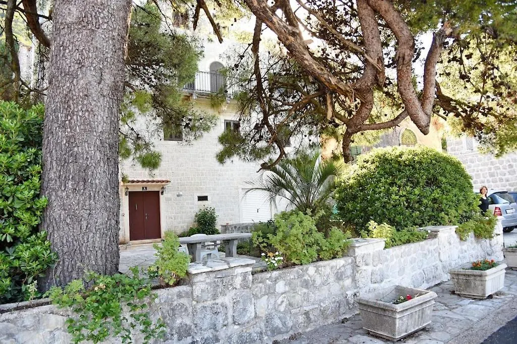 Villa Roza: Waterfront One Bedroom+Living Room Apt-1