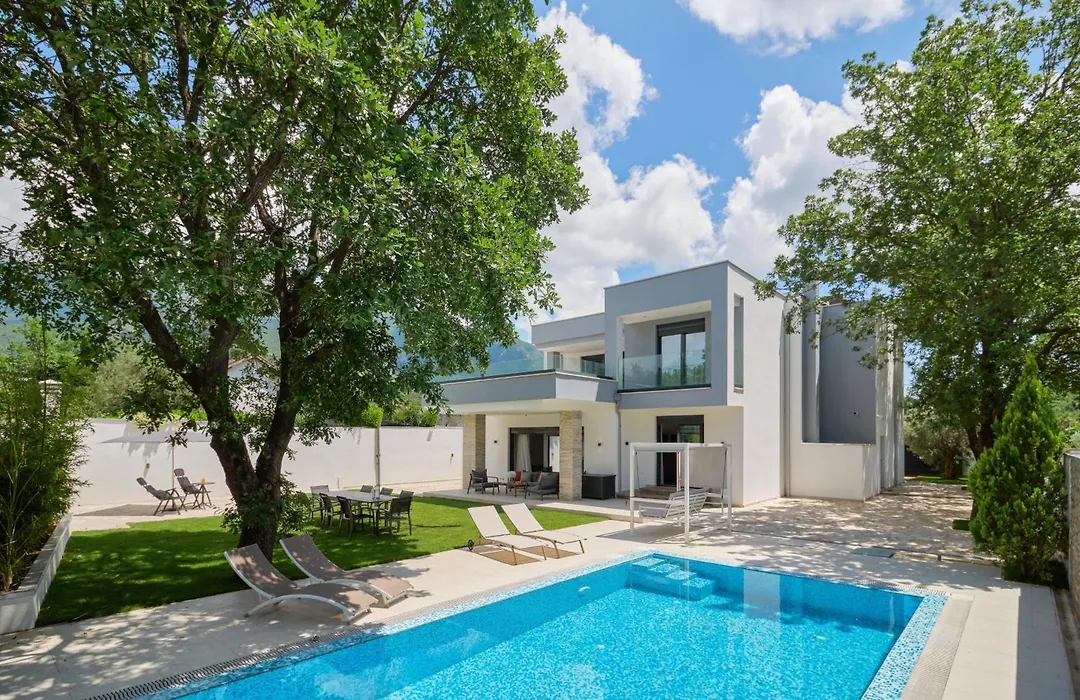 Villa Garden With Private Outdoor Pool-1