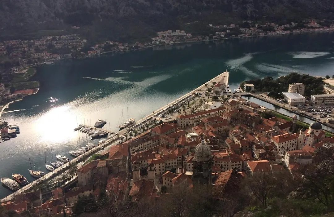 Chic & Stylish With Seaview-Terrace - Kotor Indah-1