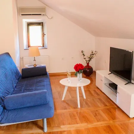 Villa Roza: Waterfront One Bedroom+Living Room Apt-2