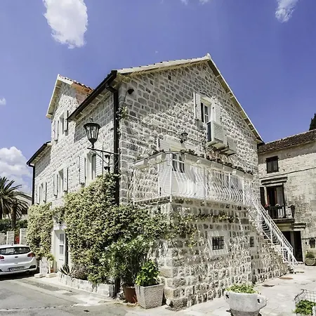 Luxury 6 Bedroom House On Waterfront-3