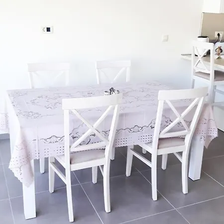 2Br Apartment With Pool-2