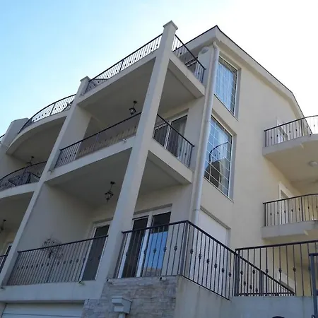 2Br Apartment With Pool-3