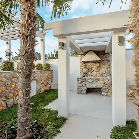 Misisuone Villa With Swimming Pool And Sea View-3