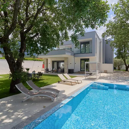 Villa Garden With Private Outdoor Pool-2