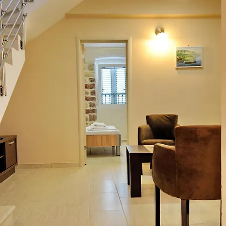 Apartments Ave R-2