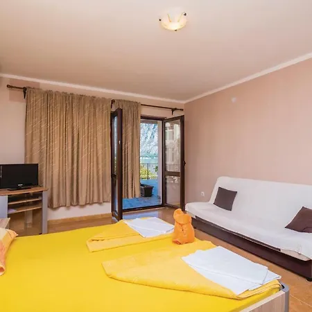 Beautiful Apartment In Markov Rt With Kitchen-3