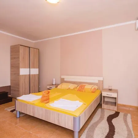 Beautiful Apartment In Markov Rt With Kitchen-2