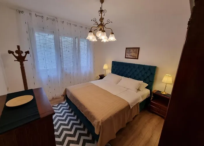 Pet friendly Golden Fields Apartment Near The Old Town Kotor