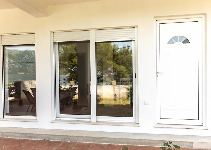 Waterfront Apartment Petrovina Kotor