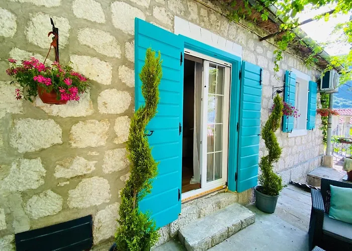 Haustierfreundliches A 100 Years Old Rustic Mediterranean Stone House With Large Terrace Kotor