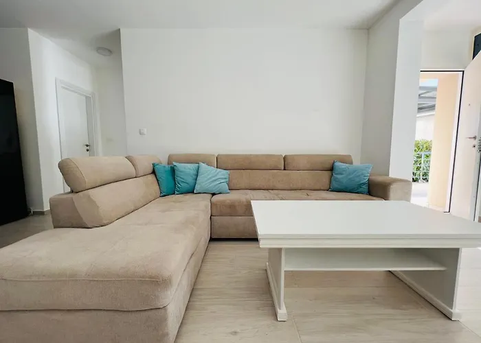 Apartment With Terrace And Private Parking Cattaro