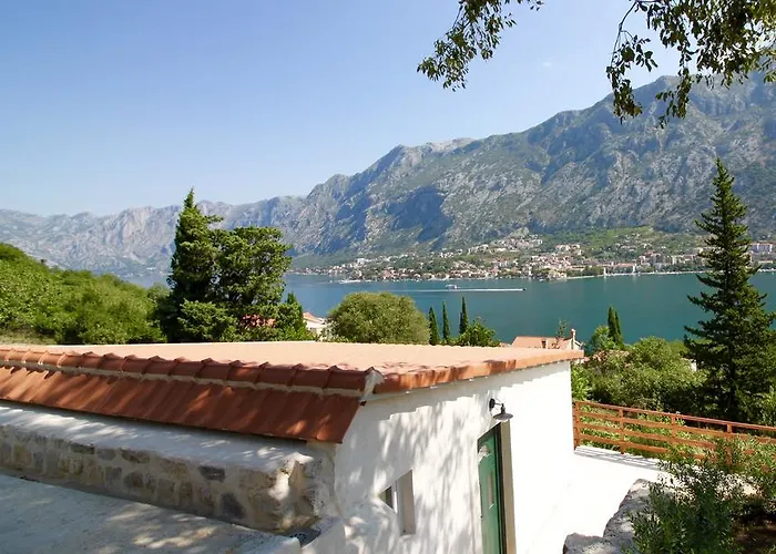 Ville con la piscina privata a Cattaro