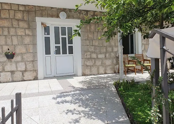 Studio Apartments Ilija Kotor